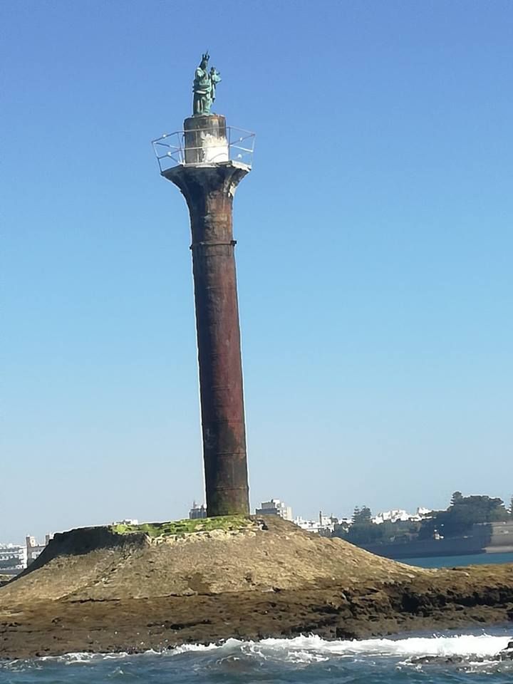 Faro De Las Puercas Coronado Por La Galeona Faro Enfrente De La Alameda Cádiz Fotos Viejas Faro