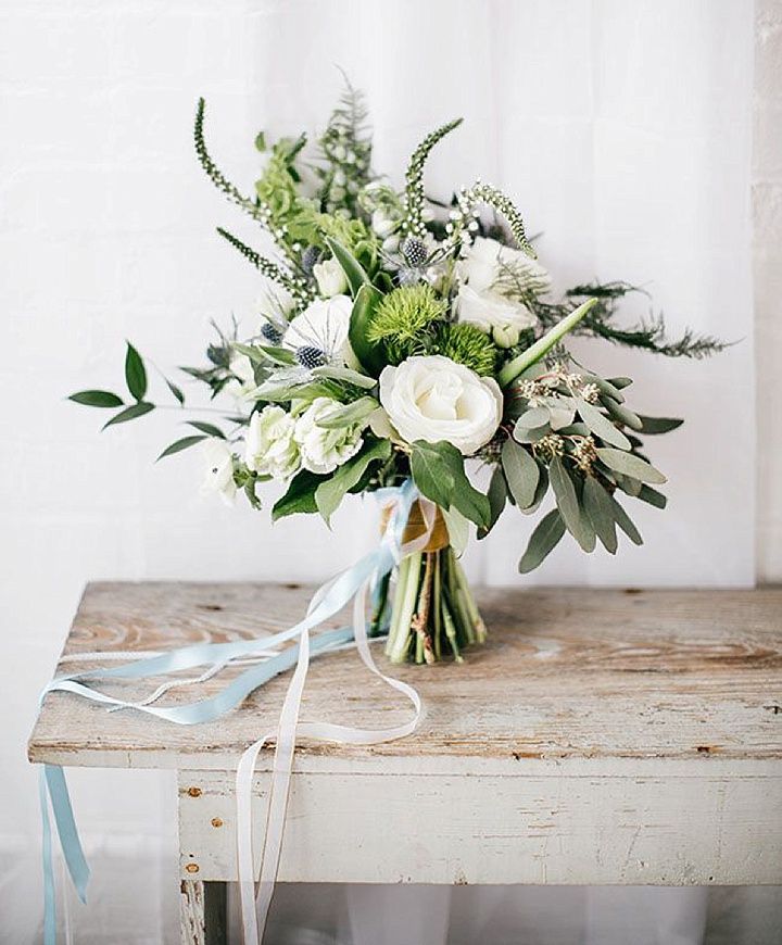 an image of a flower arrangement on a table with the text 6 simple ways to pull off a minimalist chic'wedding theme