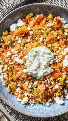 Bunte Couscous-Gemüse-Pfanne mit Hirtenkäse, Frühlingszwiebel-Joghurt und Paprika