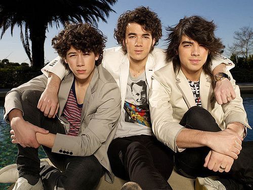 Are the jonas brothers gay