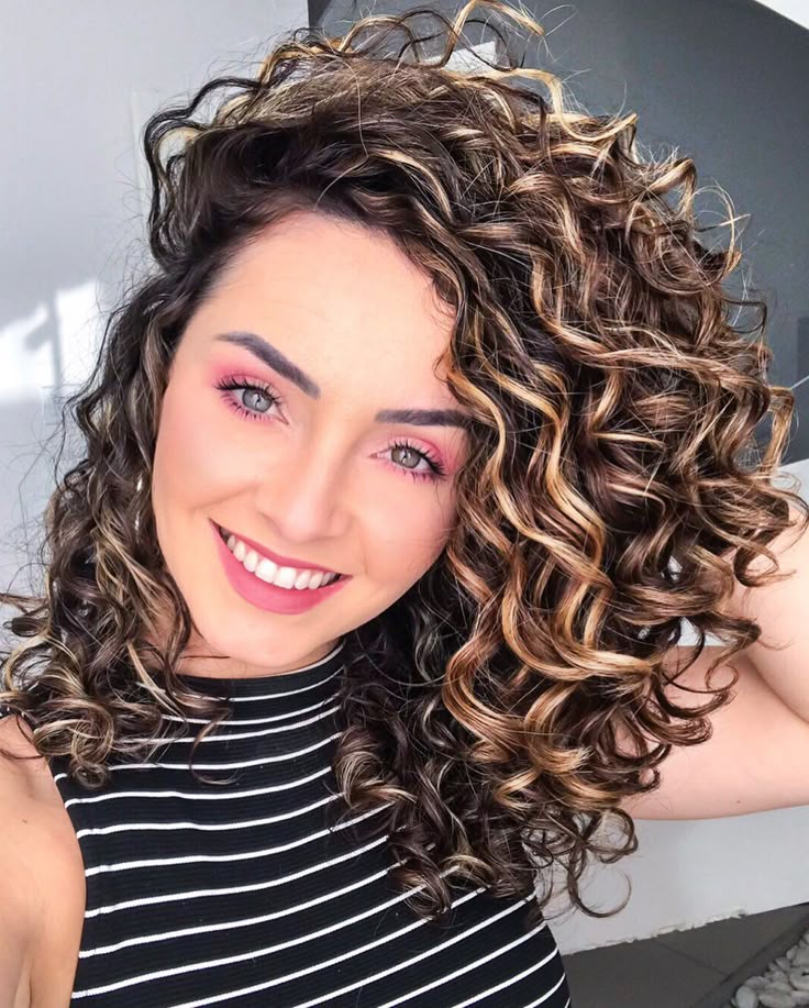 Oiii suas lindonas! Deixei uma caixa de perguntas sobre cabelo lá nos stories. Vou selecionar algumas pra responder vcs ?❤️ | Colored curly hair, Curly hair styles, Highlights curly hair