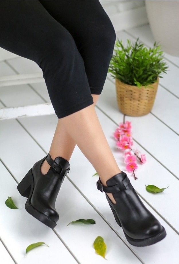 Degna Model Kemerli Siyah Bot Boots Black Boots Shoes Illustration