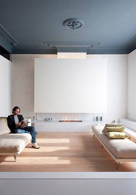 Dark Gray Ceiling Fireplace Ideas Color Interiors White Walls Fireplaces Living Room Painte Plafond Gris Peindre Un Deco Dark Gray Ceiling Fireplace, White Ceiling Paint Looks Gray