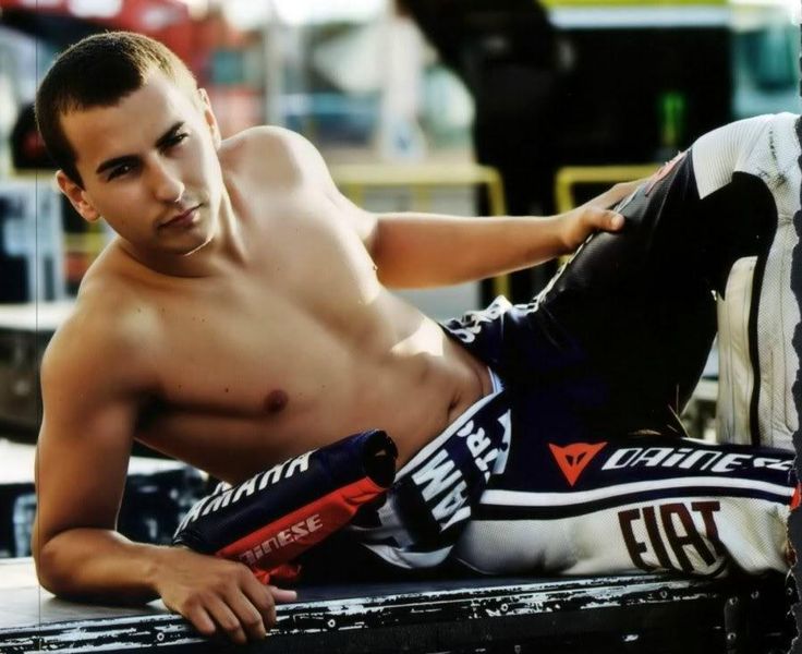 f17a9cfadd026af4f0104d990fcbc55b--jorge-lorenzo--motorcycle-men.jpg