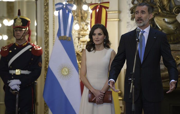 Los Reyes Arrancan Su Visita A Argentina Con Una Cálida Bienvenida De Mauricio Macri Y Juliana Awada Mauricio Macri Macri Los Reyes De España