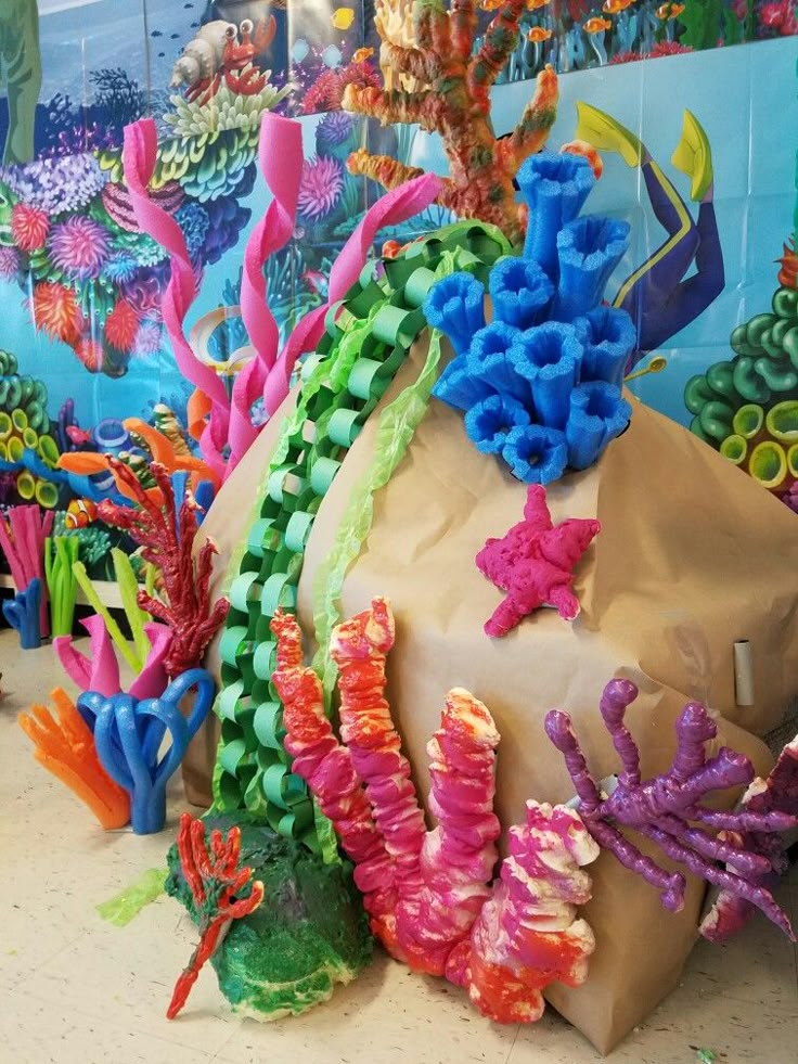 Coral out of spray insulation foam and pool noodles, seaweed from plastic table cloth… | Festa ...