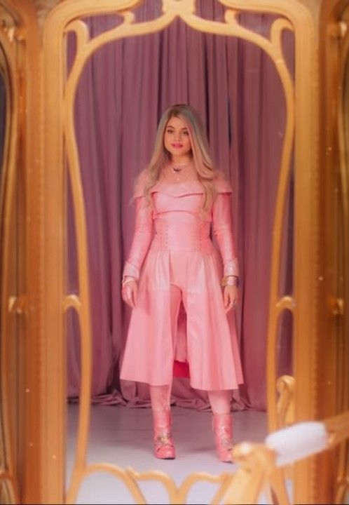 Pin By Tanatoch Pholarun On Descendant Princess Outfits Sarah Jeffery Decendants