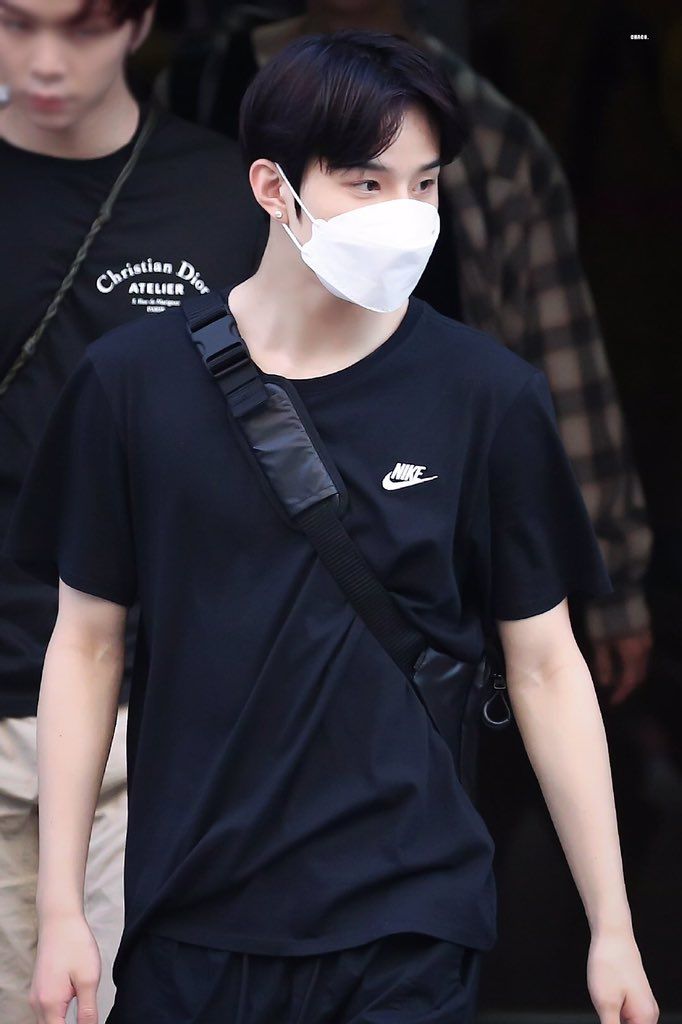 kim jungwoo di 2020 nct hitam kaos kim jungwoo di 2020 nct hitam kaos