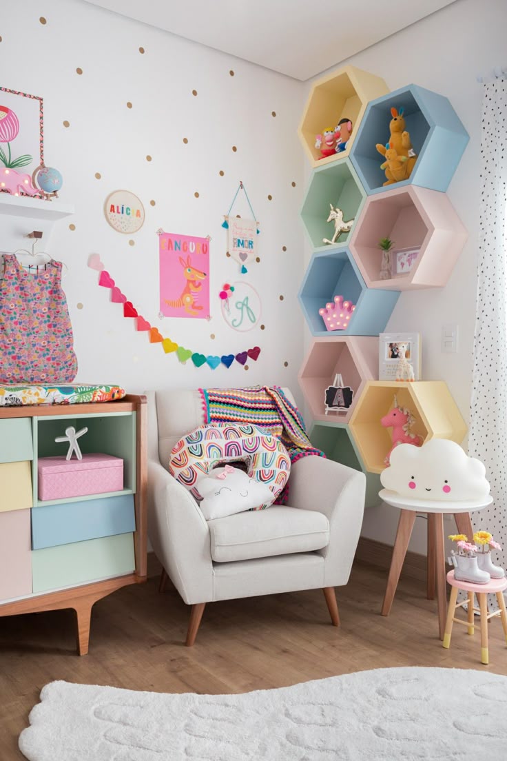 This is so cute and is the perfect room for your little daughter.??