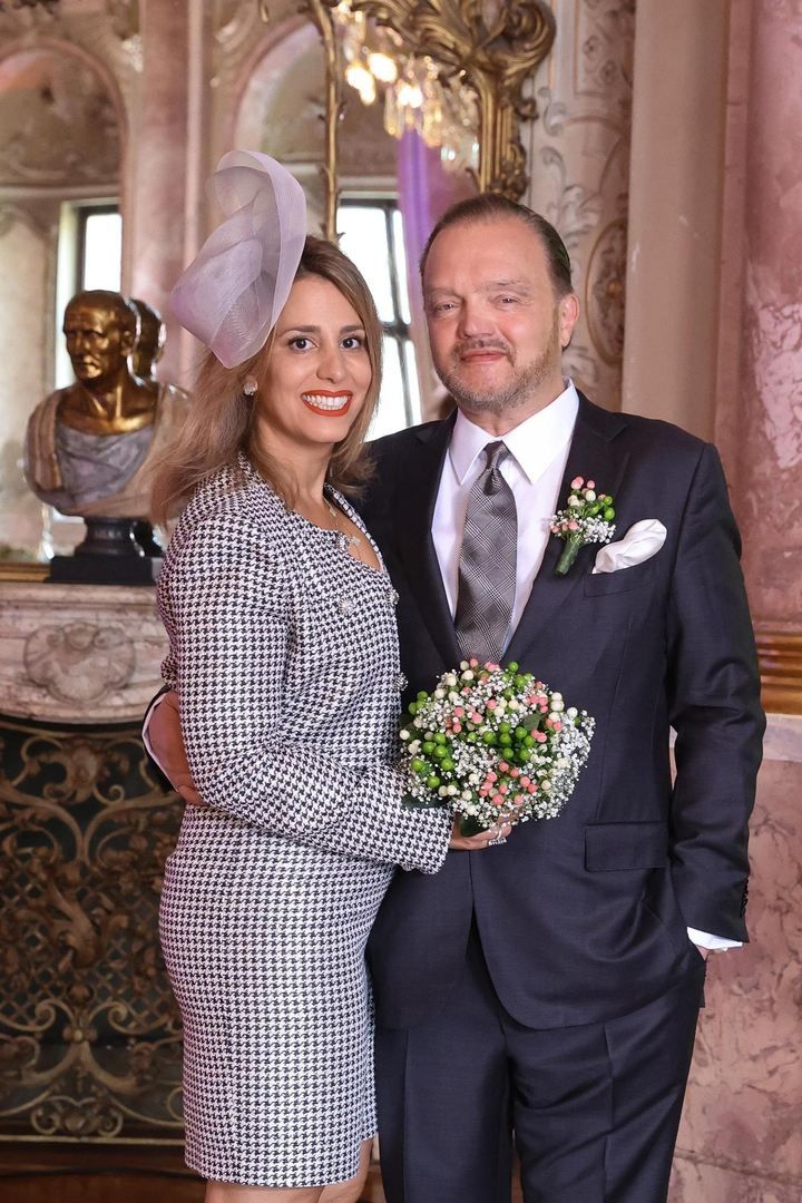 Bildergalerie So Heiratet Furst Alexander Zu Schaumburg Lippe Seine Mahkameh Heiraten Kleid Hochzeit Royale Hochzeiten