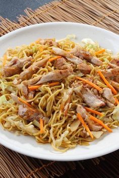 Einfache Chinapfanne mit Nudeln und Hühnchen