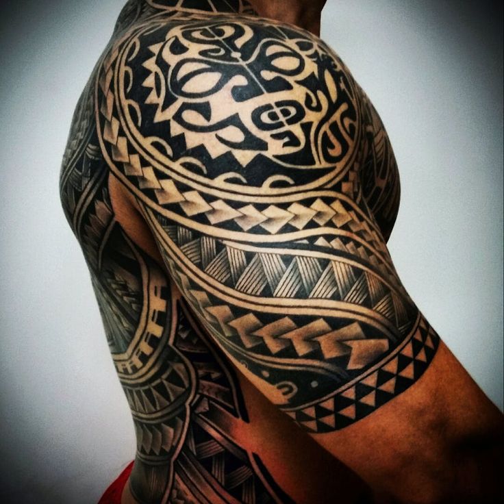 ein junger mann mit einer hand mit einem schwarzen großen maori tattoo und mit e