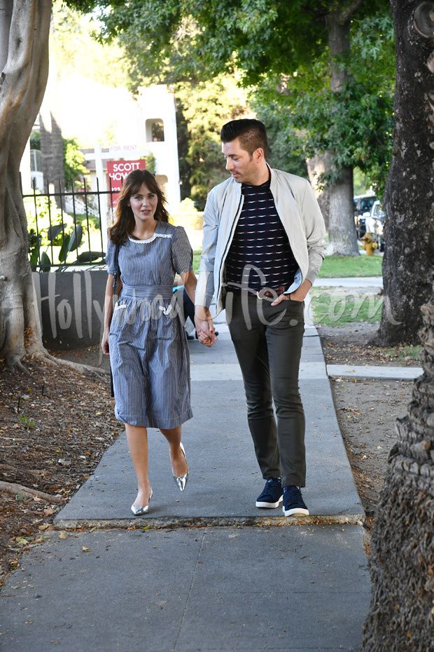 Sarah ferguson on how proud diana would be of her yolanda hadid snaps adorable photo of outdoor 'morning meditation' with granddaughter khai. Zooey Deschanel And Jonathan Scott Pregnant - Zooey Deschanel Dating Property Brothers Star Jonathan Scott After Split See Pda Pics Zooey Deschanel Jonathan Scott Jonathan