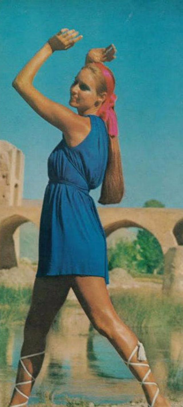 These 40 Glamorous Shots From 1970s Fashion Magazines Reveal How