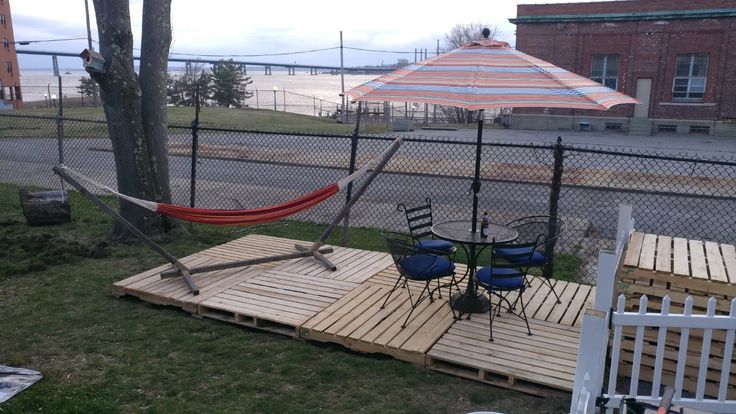 Pallet patio | Pallet patio, Porch swing, Patio Pallet Patio Swing
