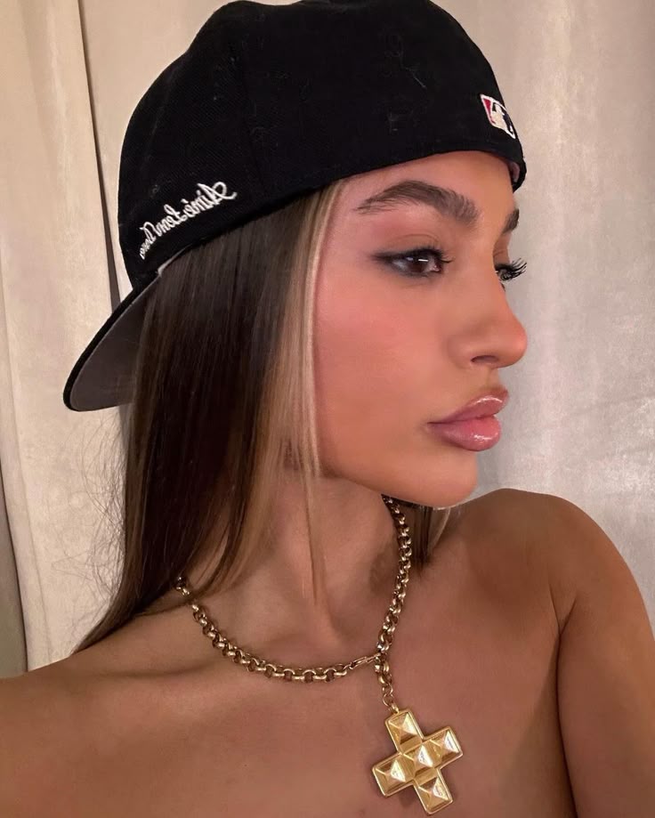 IG: alexa_mal | Anuncios de ropa, Maquillaje brillos, Poses para fotografía