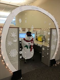 cute office decorating ideas gold ultimately office cubechristmas decoration with snowman and snowflakes the top 20 best cubicle christmas decorating ideas cute office decorating ideas gold ultimately office cubechristmas decoration with snowman and snowflakes the top 20 best cubicle christmas decorating ideas