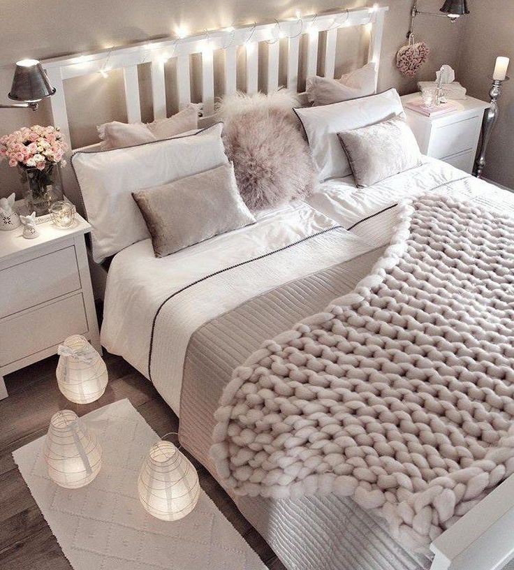 Einfache Möglichkeiten, ein gemütliches Schlafzimmer mit Kunstpelz, vielen Kopfkissen, gemütlichen