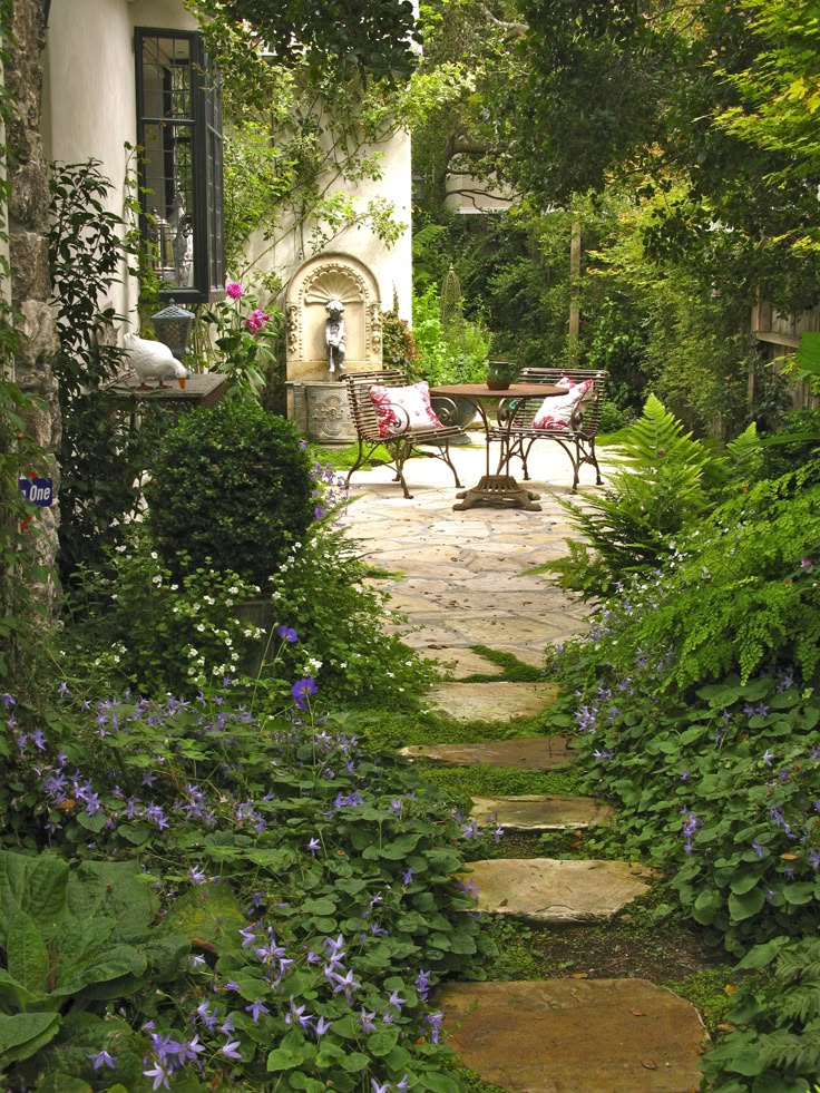 Breathtaking 25 Cottage Style Garden Ideas fancydecors.co/... A variety of plant...