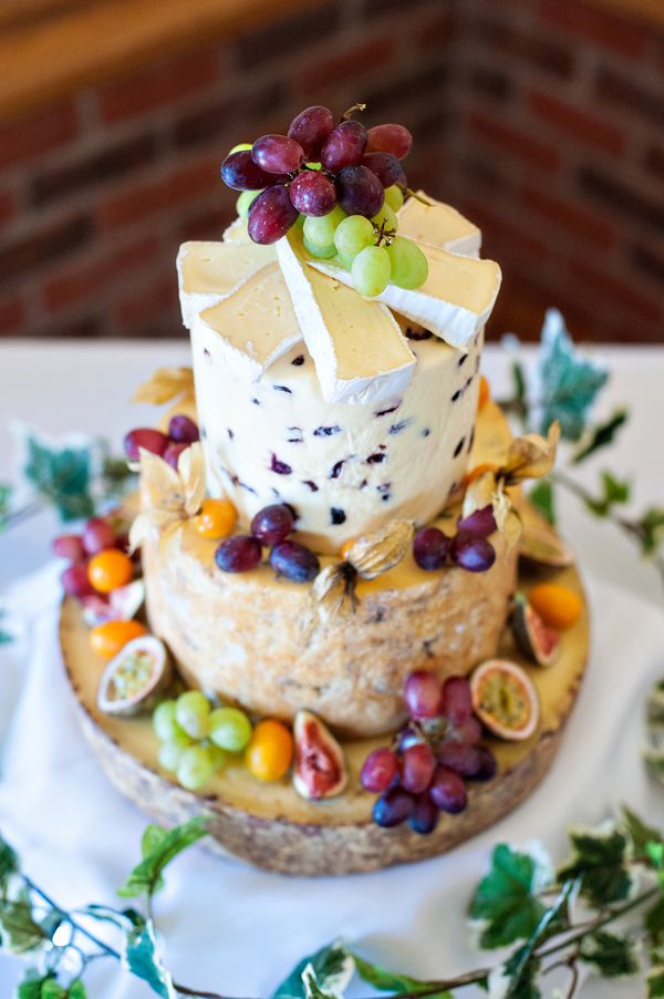 Cheeseweddingcakeukweddingsandholeoakbarnweddingbyneil