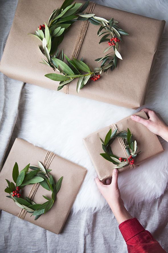wreath gift toppers Kleine Kränze aus Lorbeer gebunden, auf Packpapier wreath gift toppers Kleine Kränze aus Lorbeer gebunden, auf Packpapier