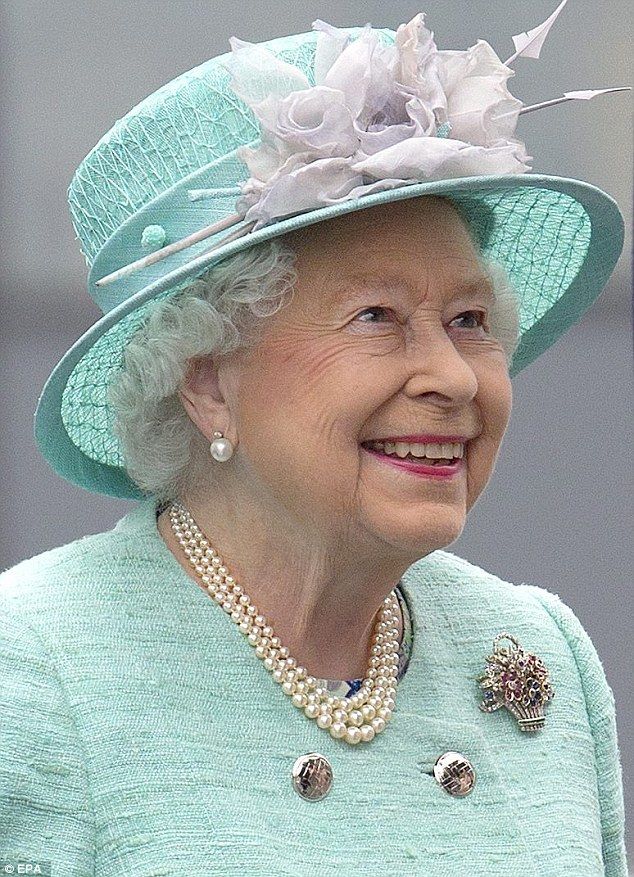32 Best The Pearly Queen Images On Pinterest Elizabeth Why Does The Queen Love Her Pearls So Much Elizabeth Iiqueen