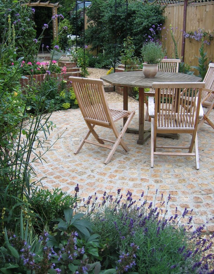 Traditioneller Hofgarten mit Kopfsteinpflaster und Lavendel