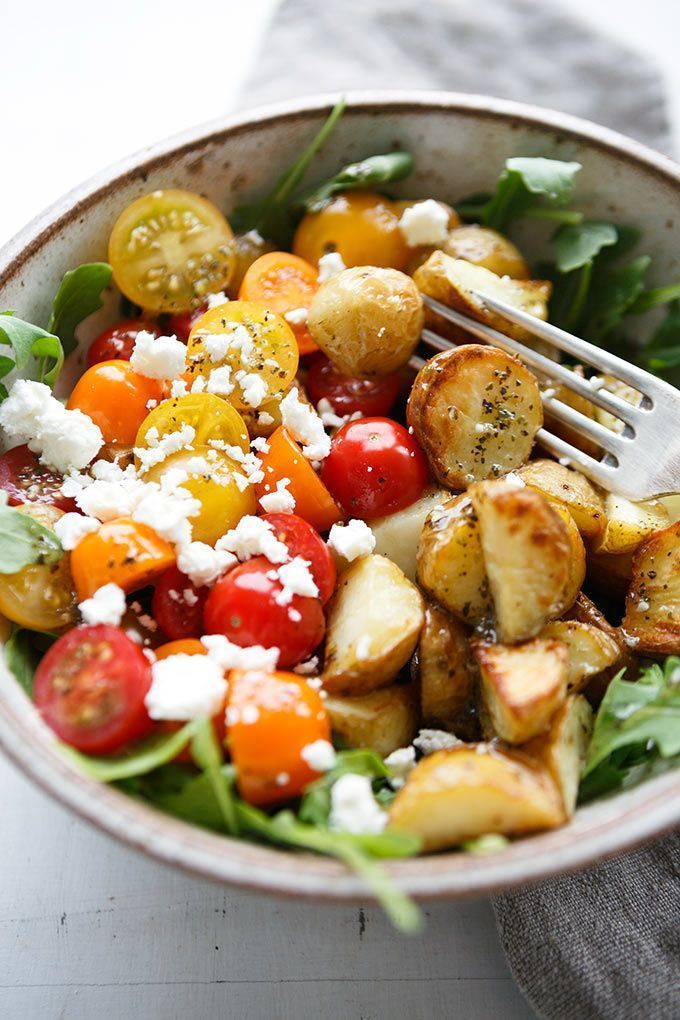 Italienische Kartoffel Power Bowl mit Knoblauch-Olivenöl Dressing. Dieses einfa...