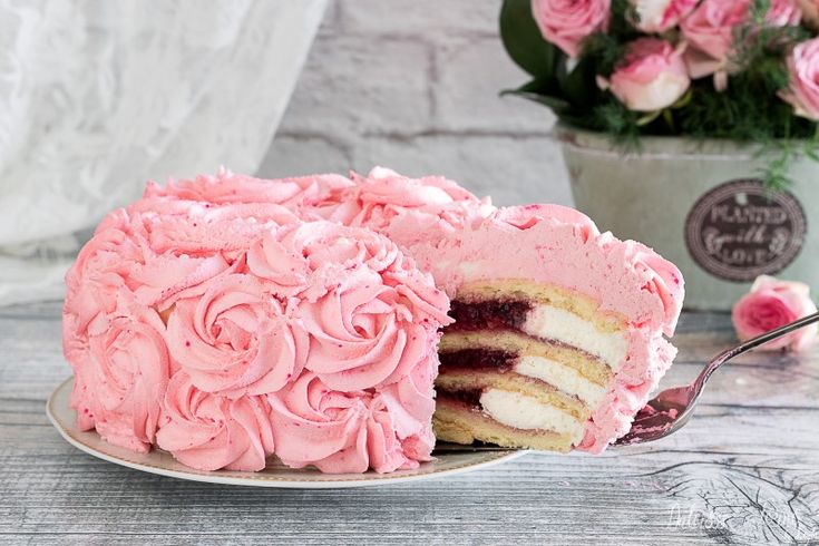 Torta decorata con rose di panna nel 2020 Torte
