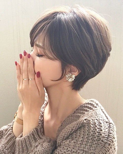 Popular Short Haircuts 2018 – 2019. hort haircuts are possessing a foremost era at this moment. From iconic pixie cut to bangs and fringes,...