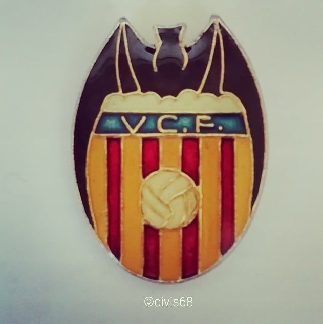Pin Vintage Con El Escudo Del Valencia Cf El Murciélago Envuelve Más El Escudo Y Sólo Lleva Christmas Ornaments Novelty Christmas Holiday Decor