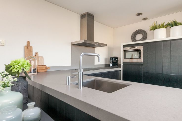 Zwarte keuken met grijs composiet blad | Keuken grijs ...