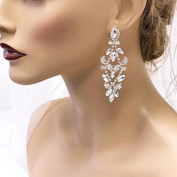 Ce artistiquement conçu, d’inspiration vintage boucles d’oreilles est absol...