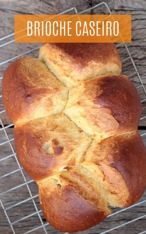 Brioche caseiro, um pão delicadamente adocicado, feito com manteiga e ovos, mac...