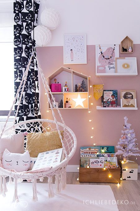 Mädchenzimmer mit gemütlichem Makramee-Hängesessel und Weihnachtsdeko