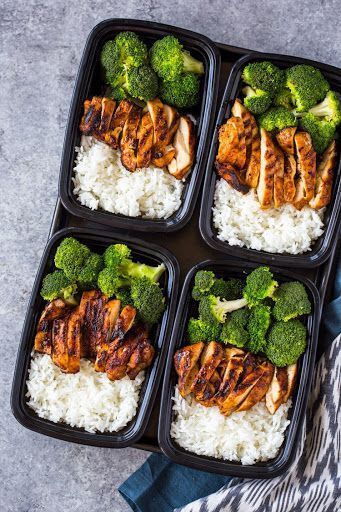 20 Minuten Mahlzeit-Prep Huhn, Reis und Brokkoli