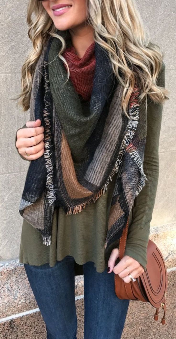 Incredibly autumn-outfit with oversized leather-strap scarf