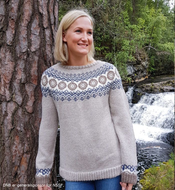 Strikkegenser med bunnfargen beige, og mønsterfarge brun Strikkegenser med bunnfargen beige, og mønsterfarge brun