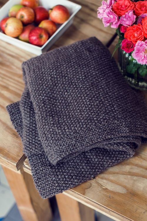 Bitte Einkuscheln: Kostenlose Anleitung für eine im Perlmuster gestrickte Decke – Initiative Handarbeit Bitte Einkuscheln: Kostenlose Anleitung für eine im Perlmuster gestrickte Decke – Initiative Handarbeit