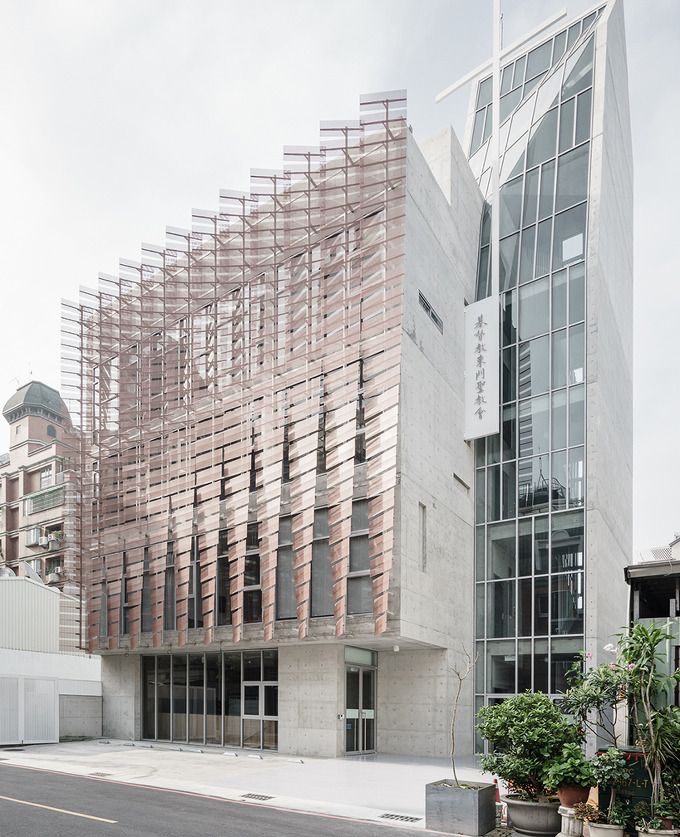 능동형 우드루버 mayu architects install feather like façade to