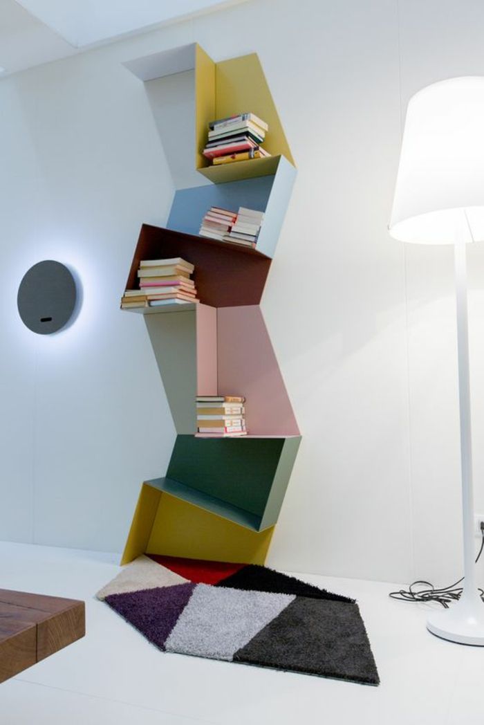 idee deco mur, peinture blanche, colonne d’étagères effet incliné, peintes ...