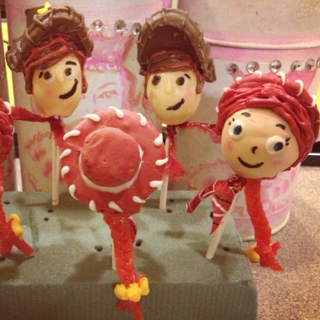 Cowgirl Jessie and sheriff Woody By sugarqueencakepops.com | Sheriff