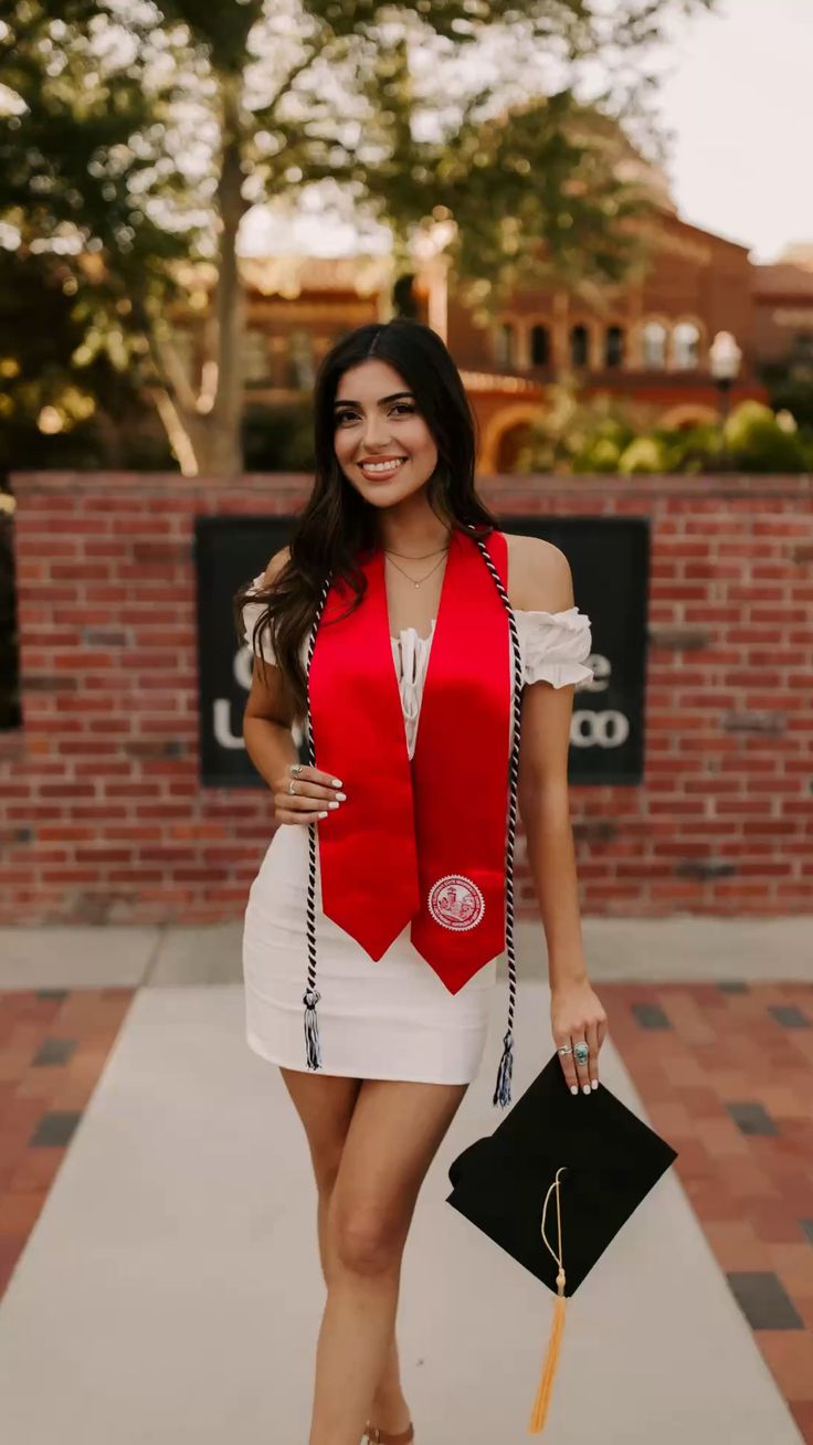 College grad pic inspo 💌 Chico State grad pictures Grad photoshoot