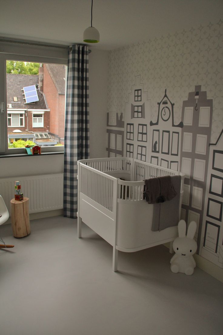 Gordijn op babykamer van grijze boerenbont ruit stof met i Gordijn op babykamer van grijze boerenbont ruit stof met i