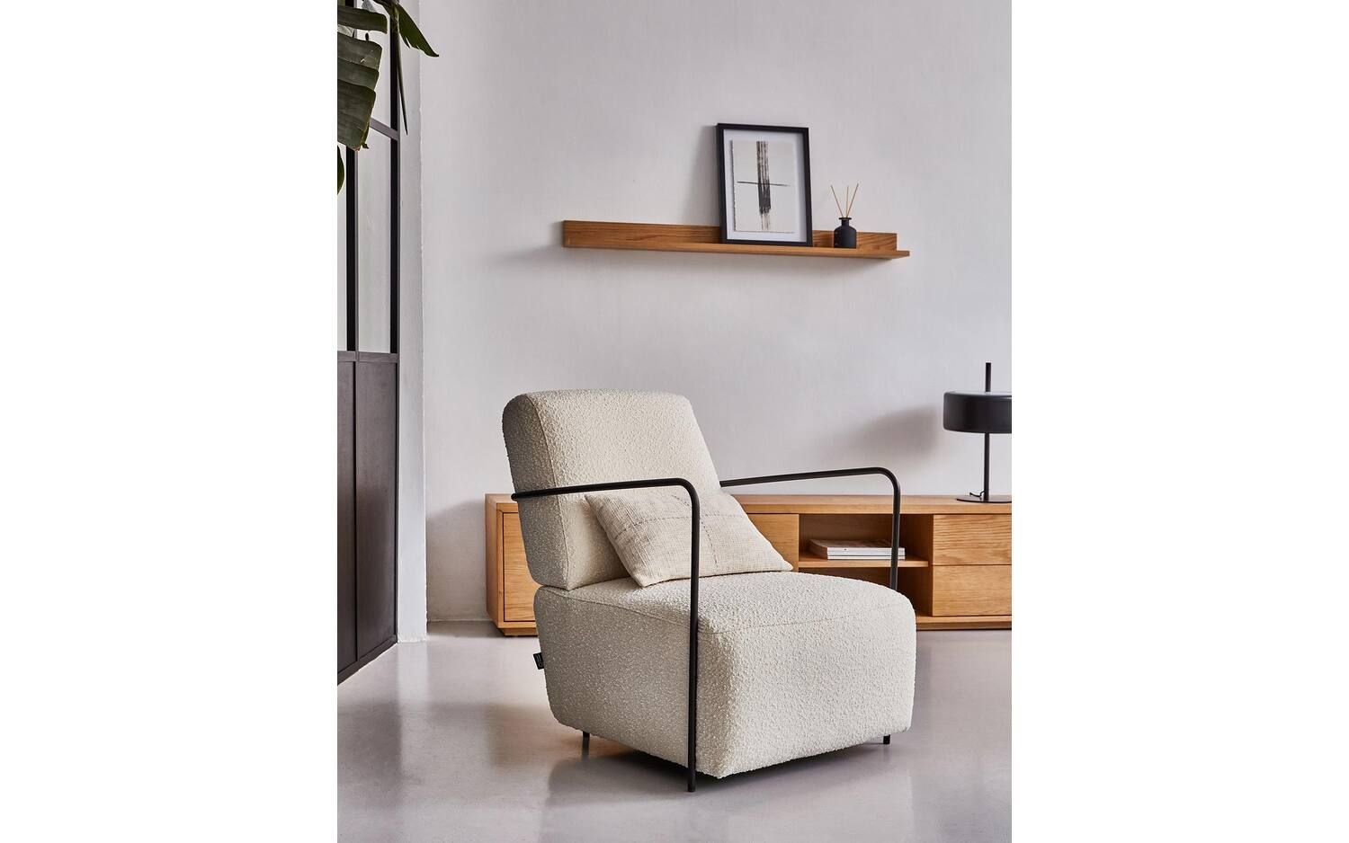 Gamer is een moderne fauteuil, bekleed met een witte stof. Deze shearling stof heeft een geschoren effect en is gemaakt van polyester en acrylvezels. Het onderstel van Gamer is gemaakt van dennenhout. De armleuningen en de poten zijn van mat zwart staal, afgewerkt met poederverf. Gamer is verkrijgbaar in verschillende kleuren, kies de fauteuil die perfect bij jou past óf combineer! Kave Home, Towel Rack, Design, Products, Gadget