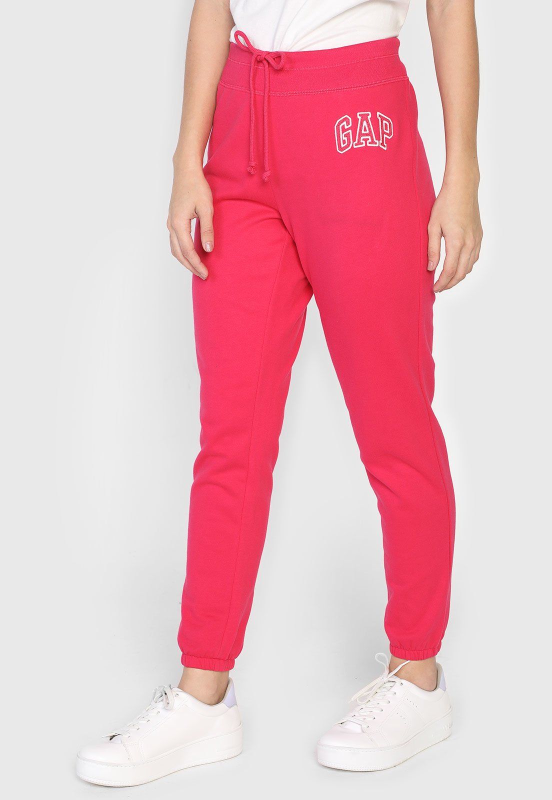 Calça de Moletom GAP Jogger Amarração PinkFecho: AmarraçãoMedidas da peça no tamanho M: Cintura: 78cm /Quadril: 102cm /Gancho: 28cm /Comprimento: 100cmMedidas do Modelo: Altura 1,75m / Busto: 79cm / Cintura: 60cm / Quadril: 90cm.Características: Possui cós elástico com amarração e logo bordado frontal E 40, Casual, Sweatpants, Products, Fashion, Templates, Needlepoint, Moda
