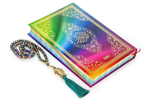 Setin İçeriği ve ÖzelliklerKuranı Kerim 17x 24 cm ORTA Boy.99' lu Kristal TesbihŞeffaf Kutu7 renkli kapak tasarımıyla rengarenk Kuranı Kerim.Lüks ciltli KUR'AN'dır.Diyanetten mühürlü ve onaylıdır.BİLGİSAYAR HATLI ve OKUMASI KOLAYDIR.KUR'AN'IN sadece ARAPÇASI VARDIR.Telefonunuza indireceğiniz barkod programı ile (Google Play ve App Store) sesli olarak hem meal, hemde arapça dinleyebilirsiniz.Şamua kağıda baskılıdır. Hafif sarımsı kağıttır.Görseller kendi stüdyomuzda kendi fotoğrafçımız tarafından Google Play, Products, Gadget