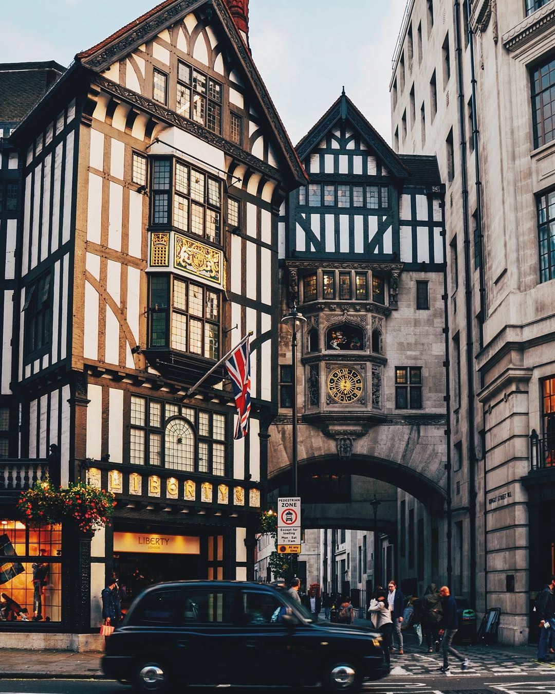 Liberty's mockTudor façade at sunset London architecture Liberty Londres inglaterra, Londres