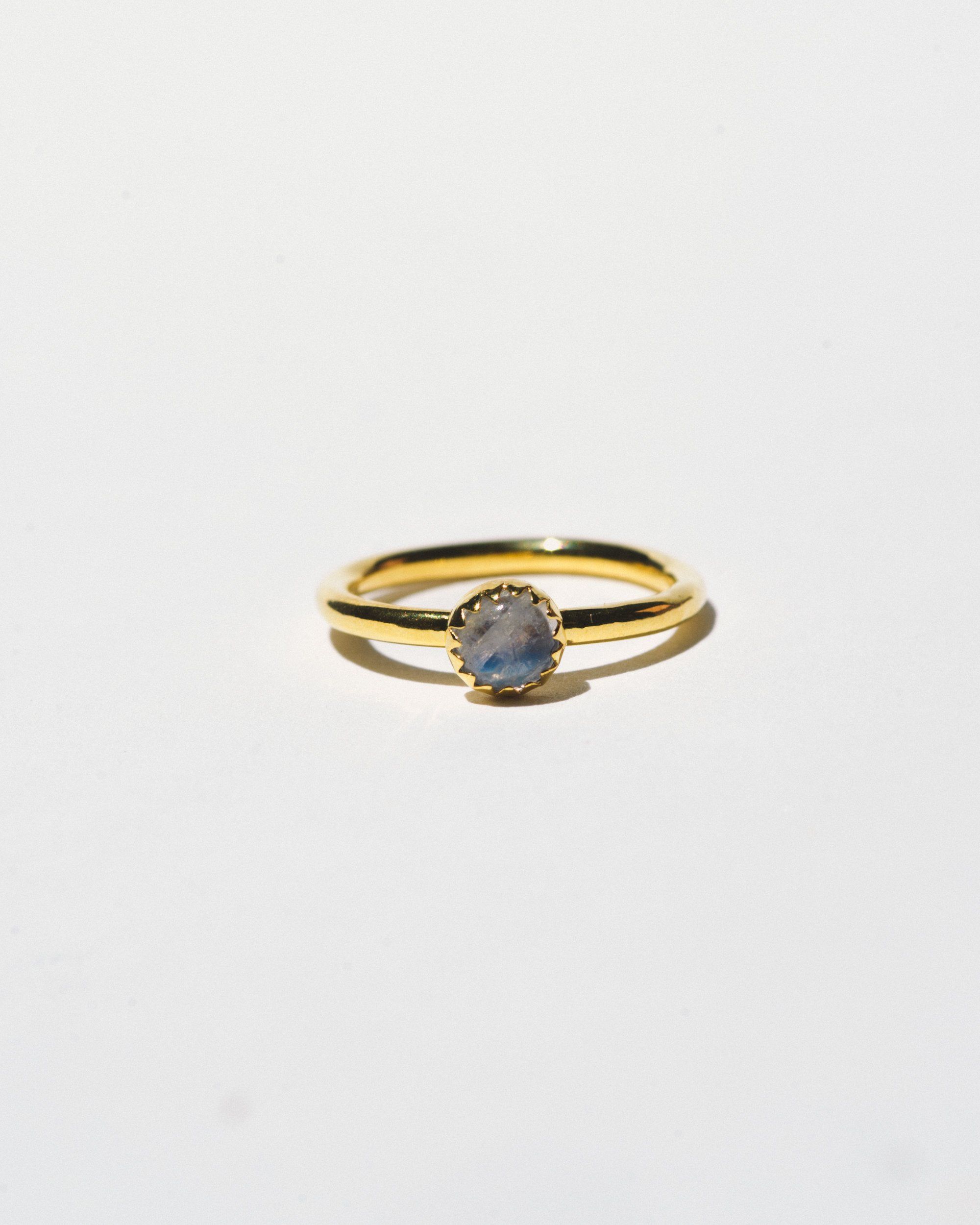 Edler Ring mit Saphiren und kleinen Diamanten