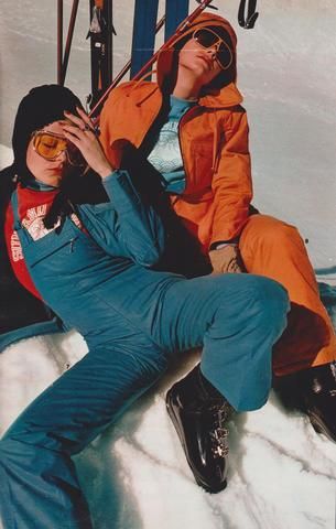 La mode ski prend son vol – Featherstone Vintage / Elle France, November 15 1971, Photographed by Hans Feurer Apres Ski Party, Apres Ski Mode, Mode Au Ski, Apres Ski Style, Snow Fashion, Winter Fashion, Skier, Ski Bunnies, Ski Holidays